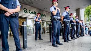 Agentes de los Mossos custodian la entrada de un centro comercial.