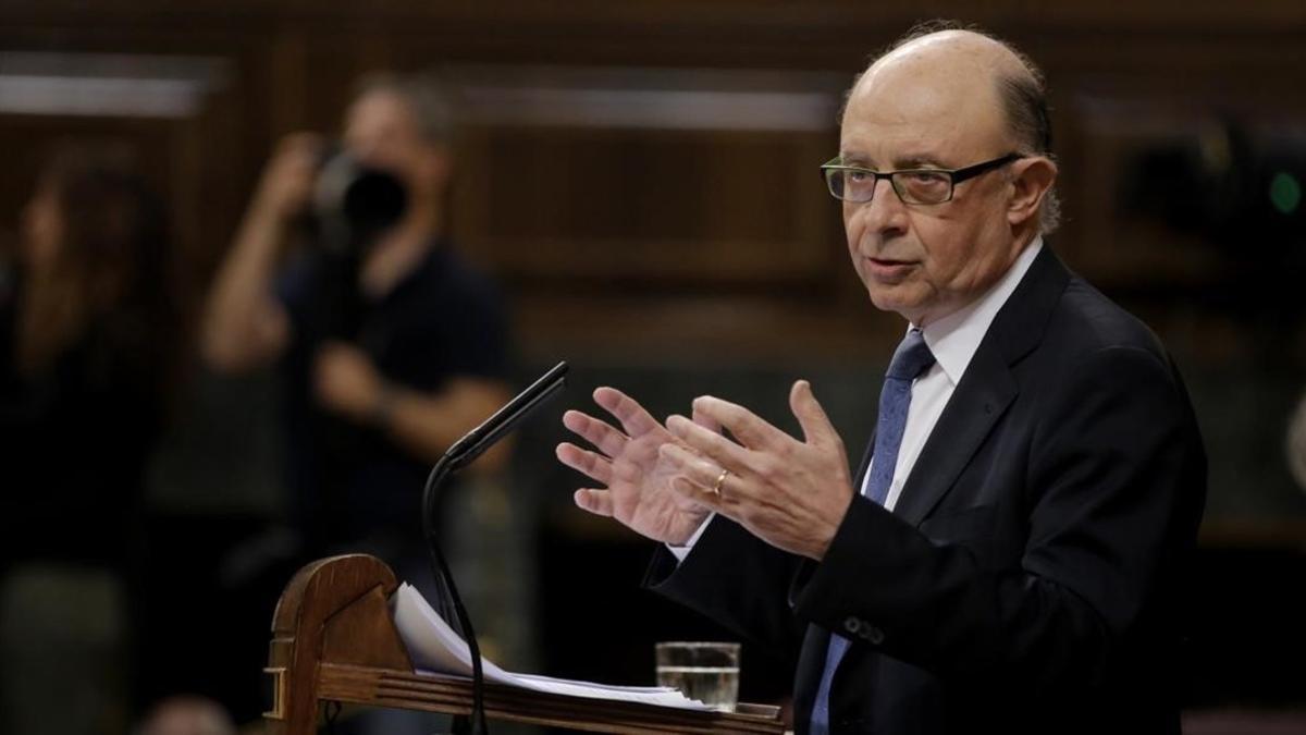 El ministro Montoro durante su intervención.