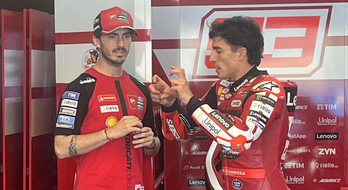 Marc Márquez ((Ducati) comparte sensaciones, hoy, en Jerez, con su compañero 'Pecco' Bagnaia.