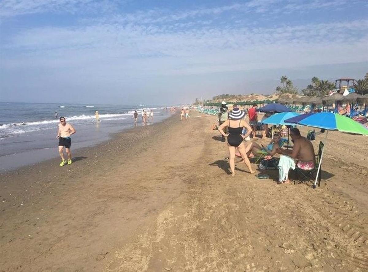 El PSOE de Marbella reclama este lunes la retirada inmediata de la red de saneamiento de las playas