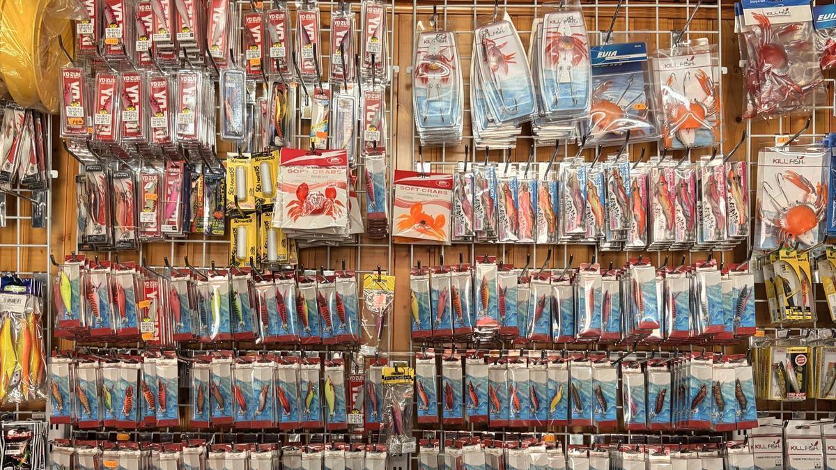 Algunos de los productos de pesca que ofrece Josué en su tienda