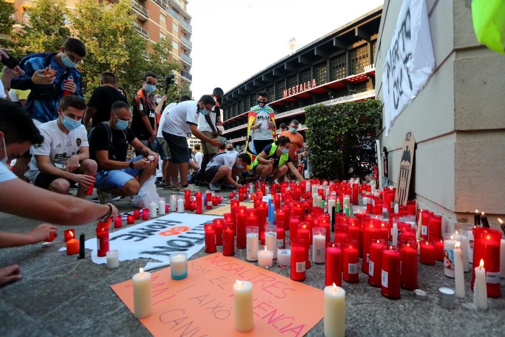 Protesta de los aficionados del Valencia CF contra de Meriton y Peter Lim