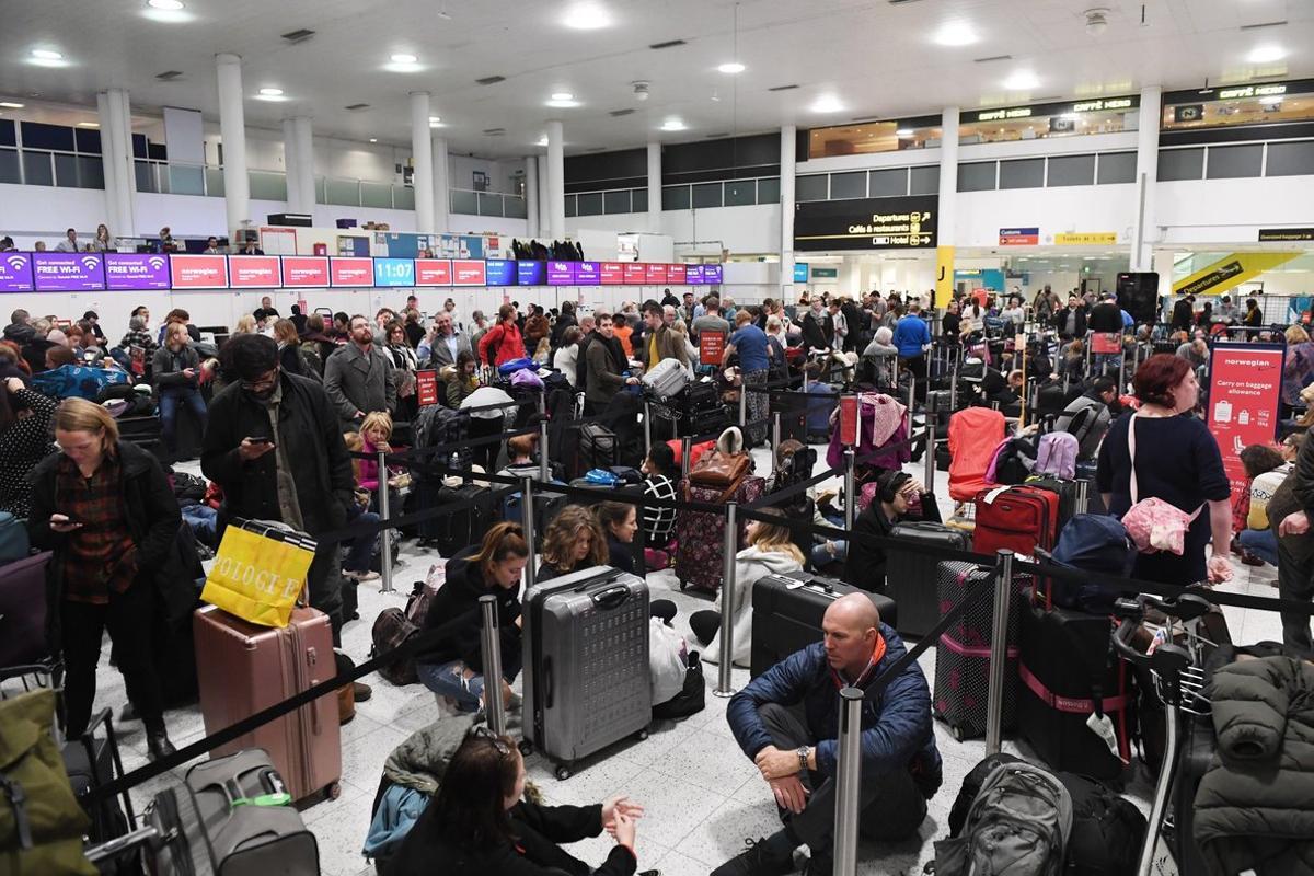 FMA0001  LONDRES  REINO UNIDO   20 12 2018 - Una multitud de viajeros esperan en el aeropuerto de Gatwick en Londres  Reino Unido  hoy  20 de diciembre de 2018  Unos 10 000 pasajeros resultaron afectados hoy por la suspension de todos los vuelos en el aeropuerto londinense de Gatwick  el segundo del Reino Unido  debido a la presencia de dos drones cerca de la pista  informo hoy la Policia  EFE  Facundo Arrizabalaga