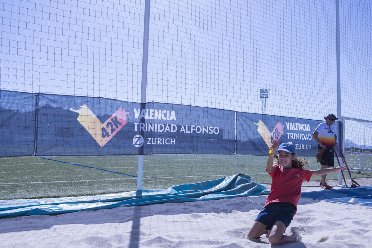 Los alumnos completaron un taller de iniciación al salto de longitud y un circuito enfocado en las salidas de velocidad, con el objetivo de mejorar su técnica y capacidad de reacción.