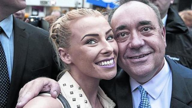 El 'selfie' 8 Alex Salmond se hace una autofoto con una simpatizante, ayer en Stirling.