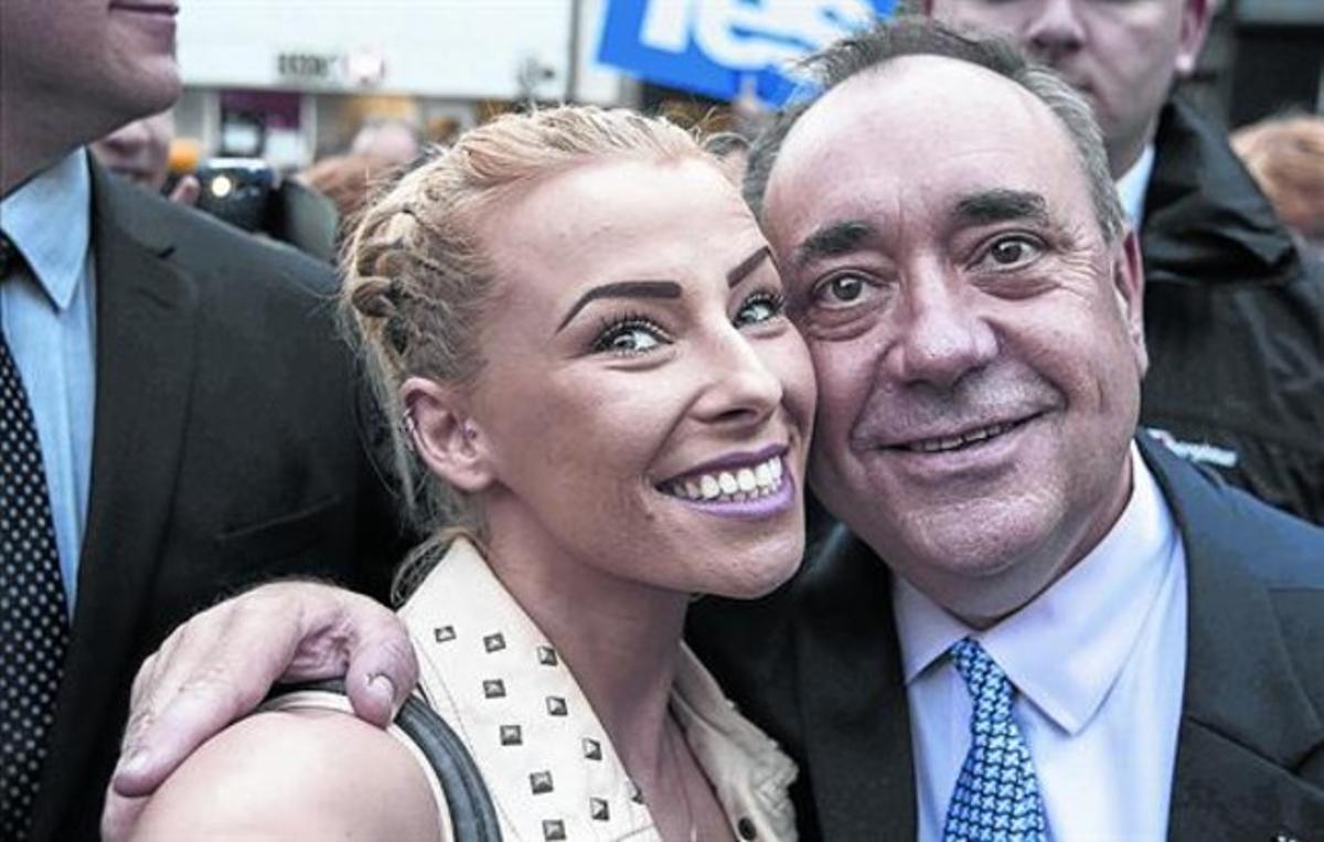 El ’selfie’ 8 Alex Salmond es fa una autofoto amb una simpatitzant, ahir a Stirling.