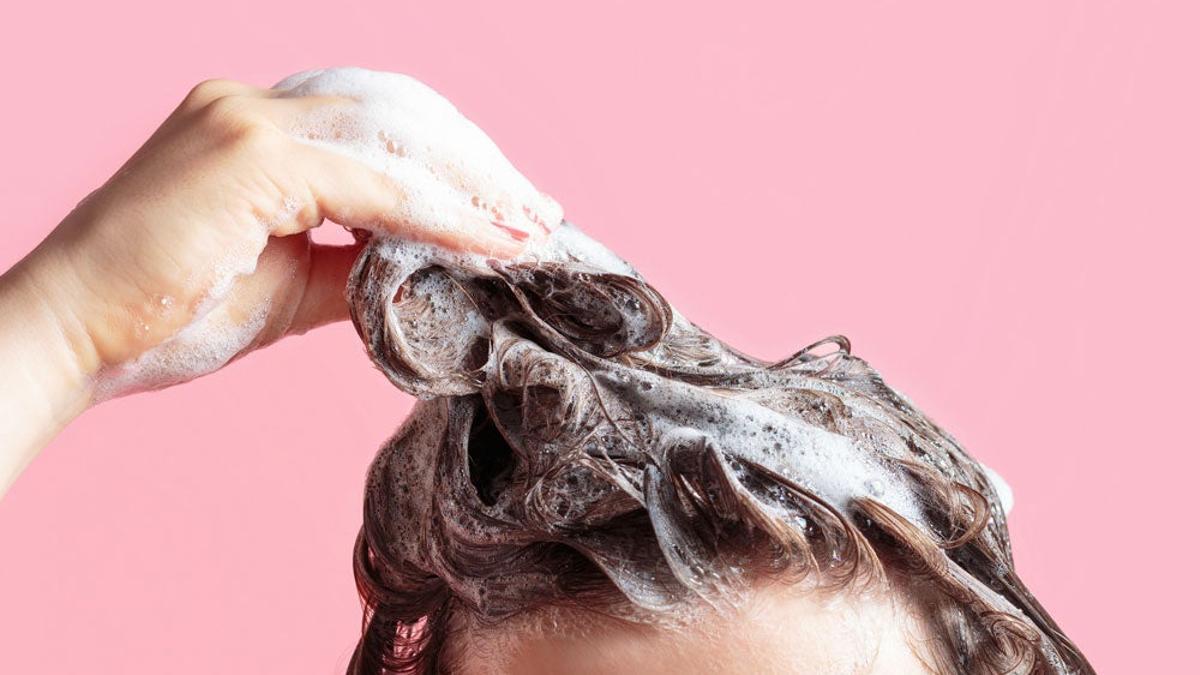 Deja de hacer cálculos, los expertos te dicen cuando lavarte el pelo según cómo lo tengas