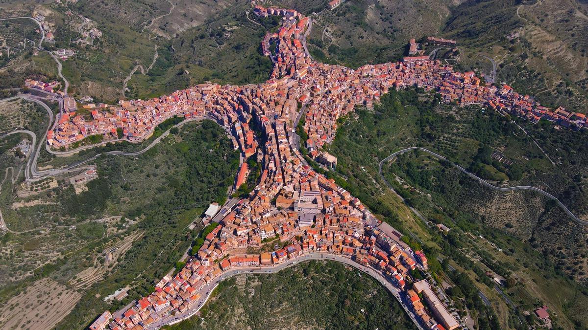 Está pequeña ciudad en la montaña parece un "hombre" desde el cielo y es una de las ciudades históricas de Italia.