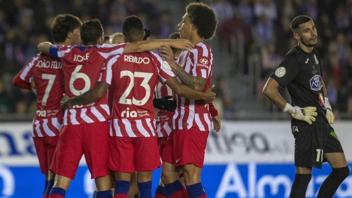 Los jugadores del Atlético celebran un gol ante el portero del Almazán.