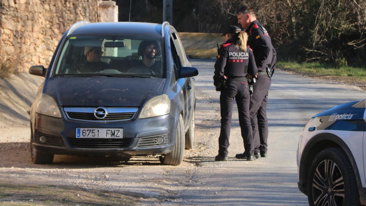 Agents dels Mossos d'Esquadra parlant amb un conductor en un dels controls fets a Sarral per evitar que més persones accedeixin a la festa il·legal