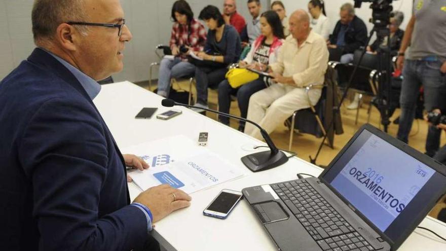 El presidente provincial, José Manuel Baltar, presentó ayer los presupuestos para 2016. // Brais Lorenzo