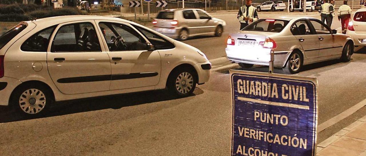 Agentes de la Guardia Civil en un control de alcoholemia realizado en la rotonda de Can Blau, en Palma.