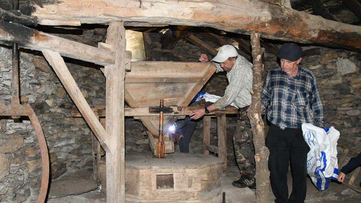 Los molineros del pueblo muestran cómo funciona el antiguo molino.