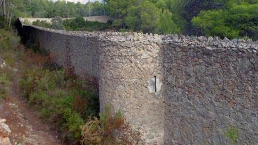 El muro está coronado por guijarros en punta, antecedente de las concertinas de las vallas fronterizas de la actualidad.