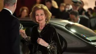 La reina Sofía disfruta de la gastronomía malagueña en un popular chiringuito playero