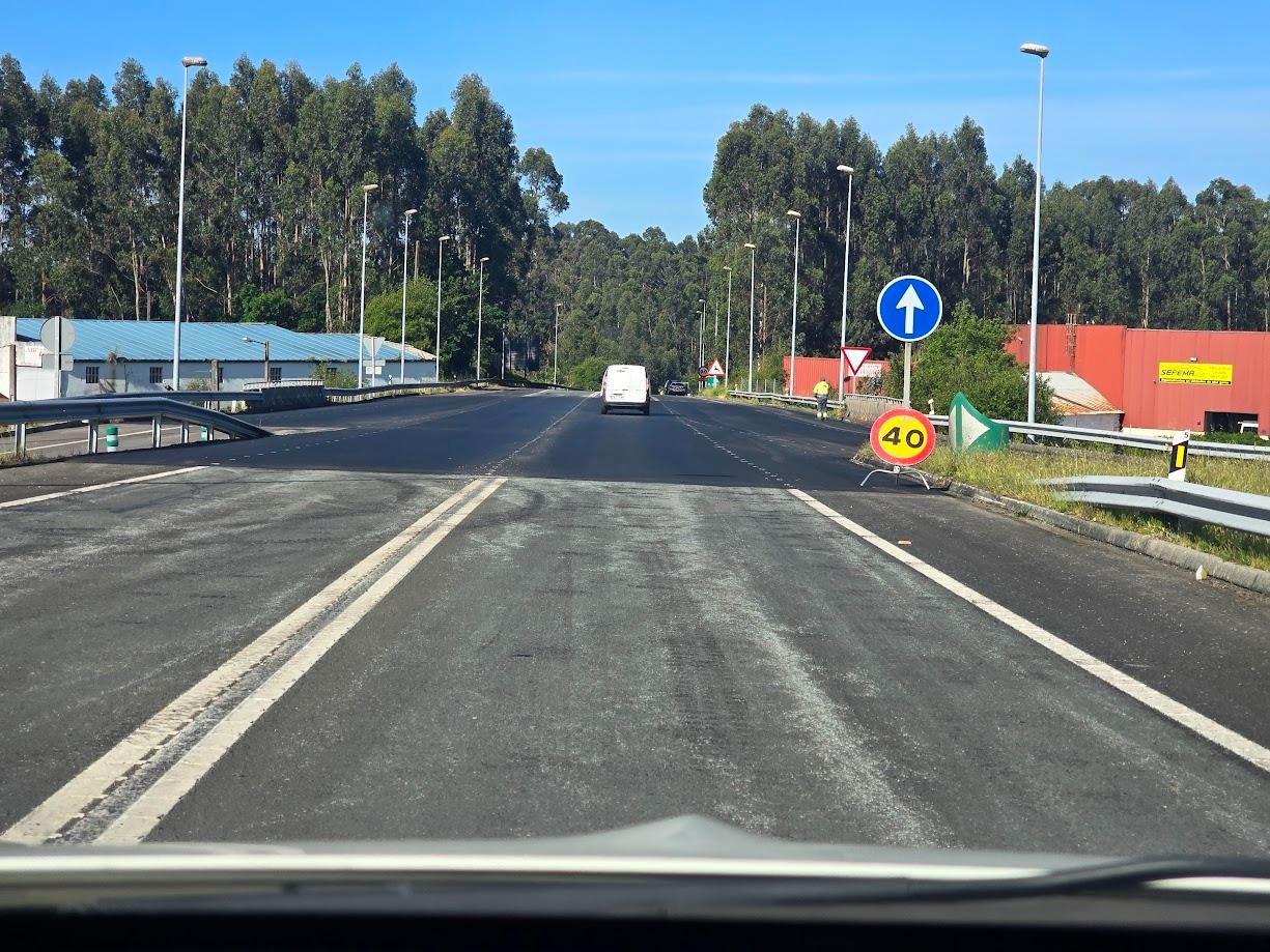 Las obras de "parcheado" en la vía rápida de Sanxenxo, entre la Autovía do Salnés y A Lanzada, están provocando importantes trastornos.