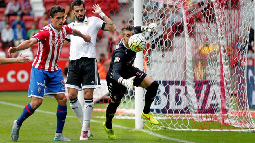 El portero Cuéllar intenta evitar que se salga el balón ante la mirada del defensa Bernardo y el atacante Negredo.