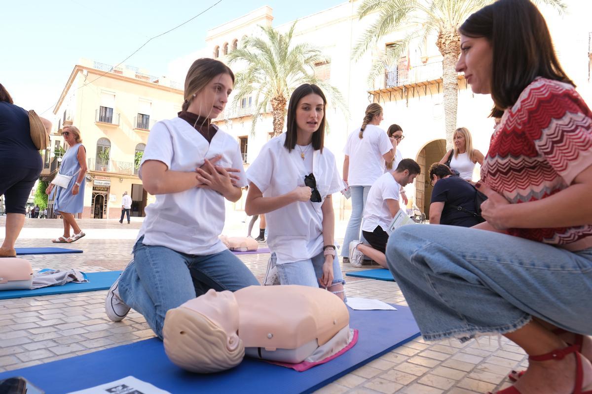 Alumnos del CEU de Elche en un taller en plena plaça de Baix sobre reanimación