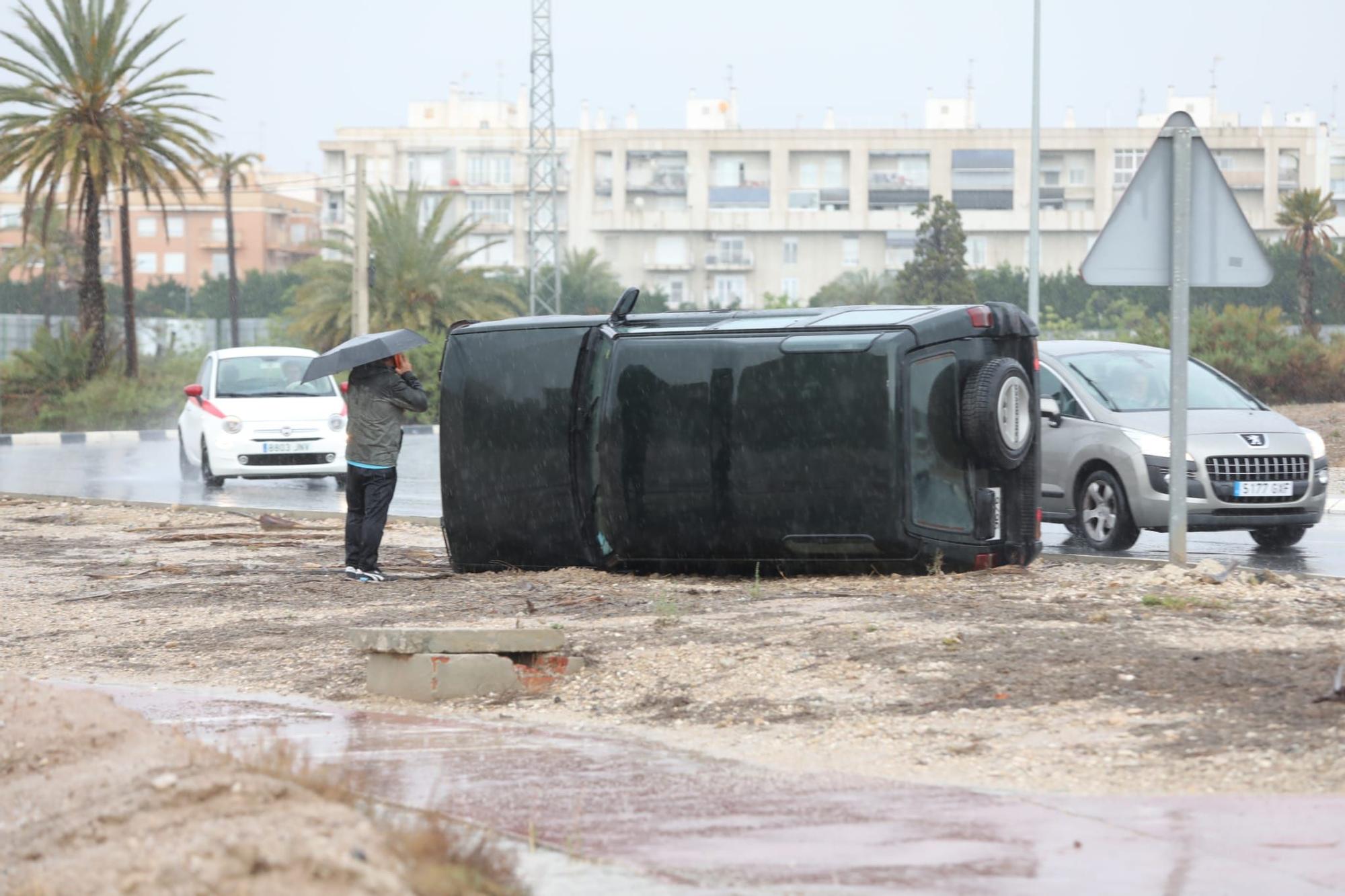 Aparatoso accidente en Elche en debido a la lluvia