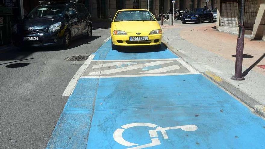 Plazas reservadas a los vehículos de personas con movilidad reducida. // Rafa Vázquez