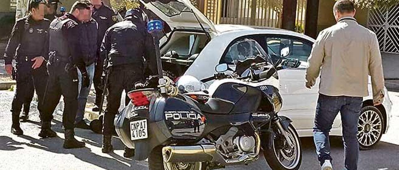 Varios policías rodean al acusado anteayer en el Parc Bit, donde acabó su enésima huida.