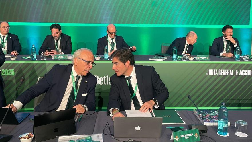 Consejo de administración del Real Betis Balompié durante la Junta de Accionistas de 2025.