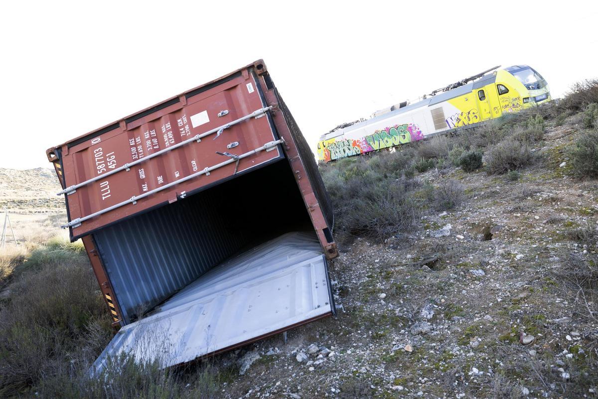 Uno de los containers que portaban los vagones también ha quedado abandonado junto a las vías.