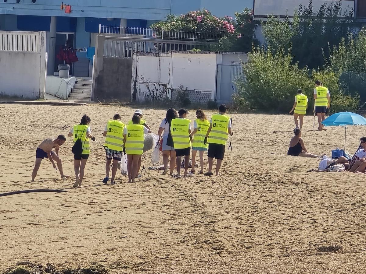 Los jóvenes limpiando la playa.