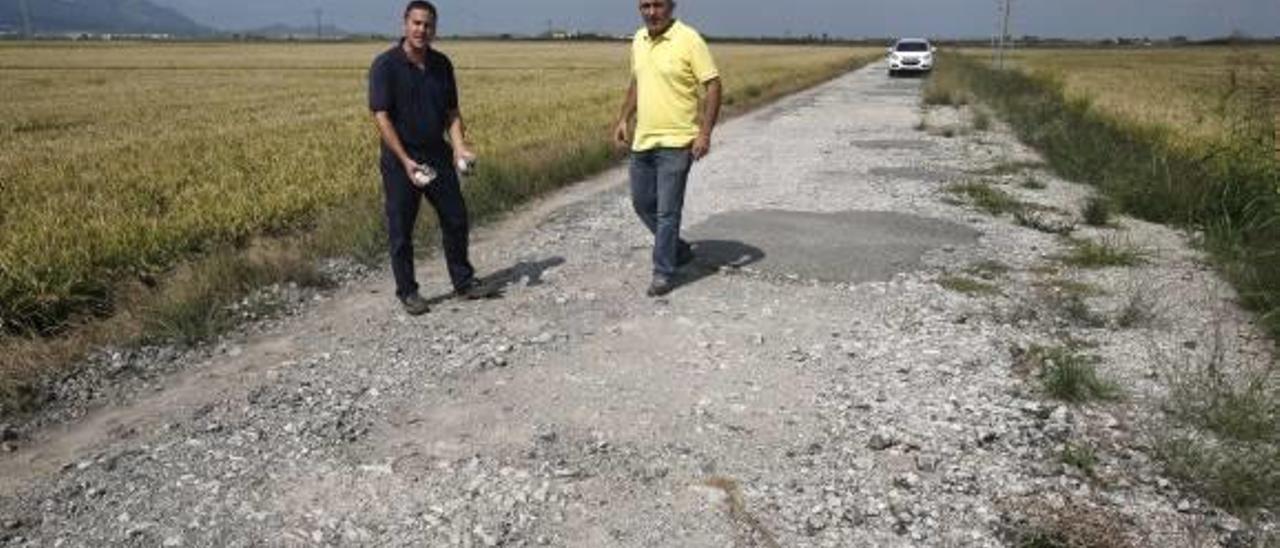 Fomento mantiene destrozados caminos rurales en Cullera desde hace cinco años