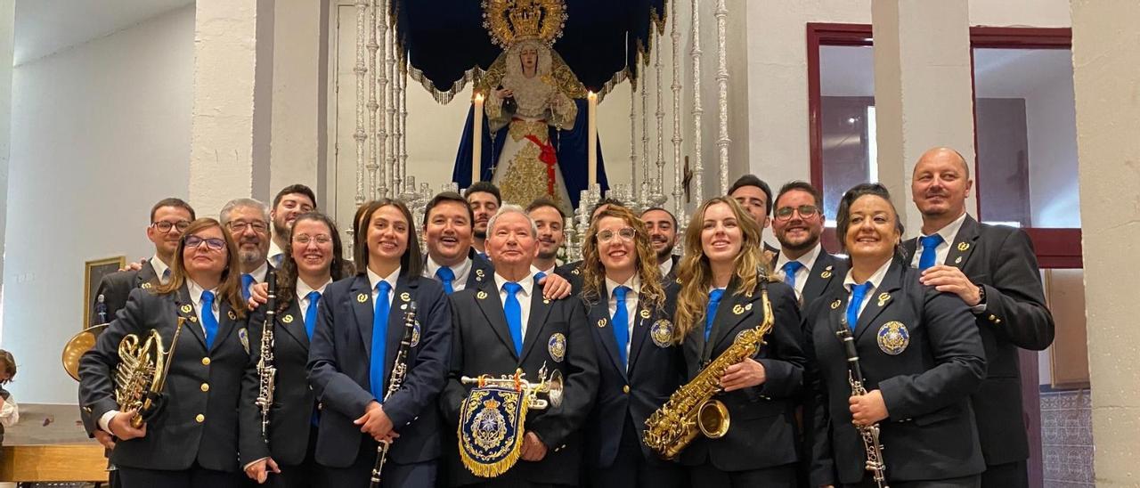 El homenajeado, con miembros de la banda de música de la Estrella.