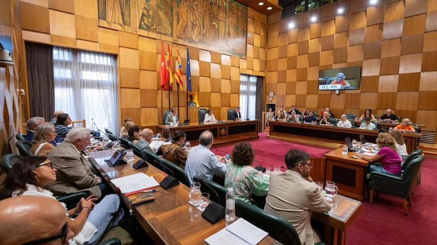 Zaragoza limita el burka, prohíbe pernoctar en los parques y multará a las despedidas de soltero que "alteren la convivencia"