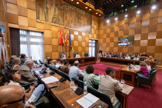 Zaragoza limita el burka, prohíbe pernoctar en los parques y multará a las despedidas de soltero que "alteren la convivencia"