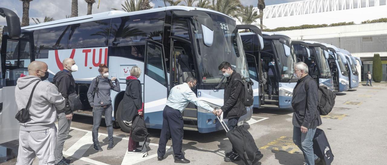 El transporte turístico es 
uno de los sectores 
afectados por la escasez 
de conductores. M.Mielniezuk