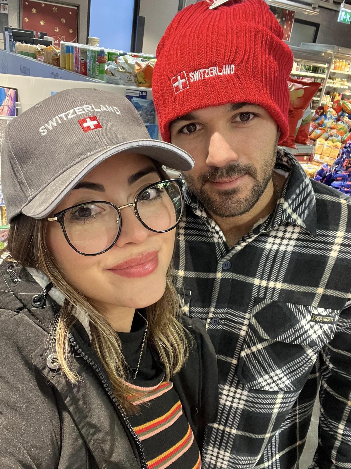 Rubén y Atteneri descubren los supermercados de su nuevo hogar.