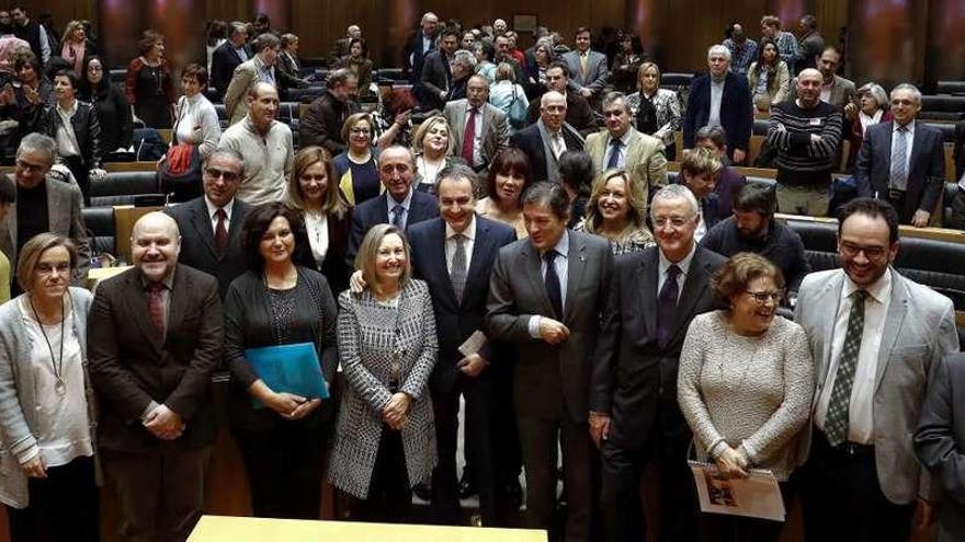 José Luis Rodríguez Zapatero, en el centro, junto a diputados socialistas e integrantes del equipo del expresidente. // Efe