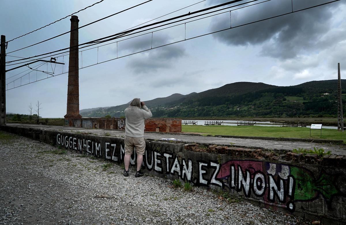 David, miembro de la Plataforma Stop Guggenheim Urdaibai, observa aves con sus prismáticos en Tejería, uno de los espacios más emblemáticos de Urdaibai.