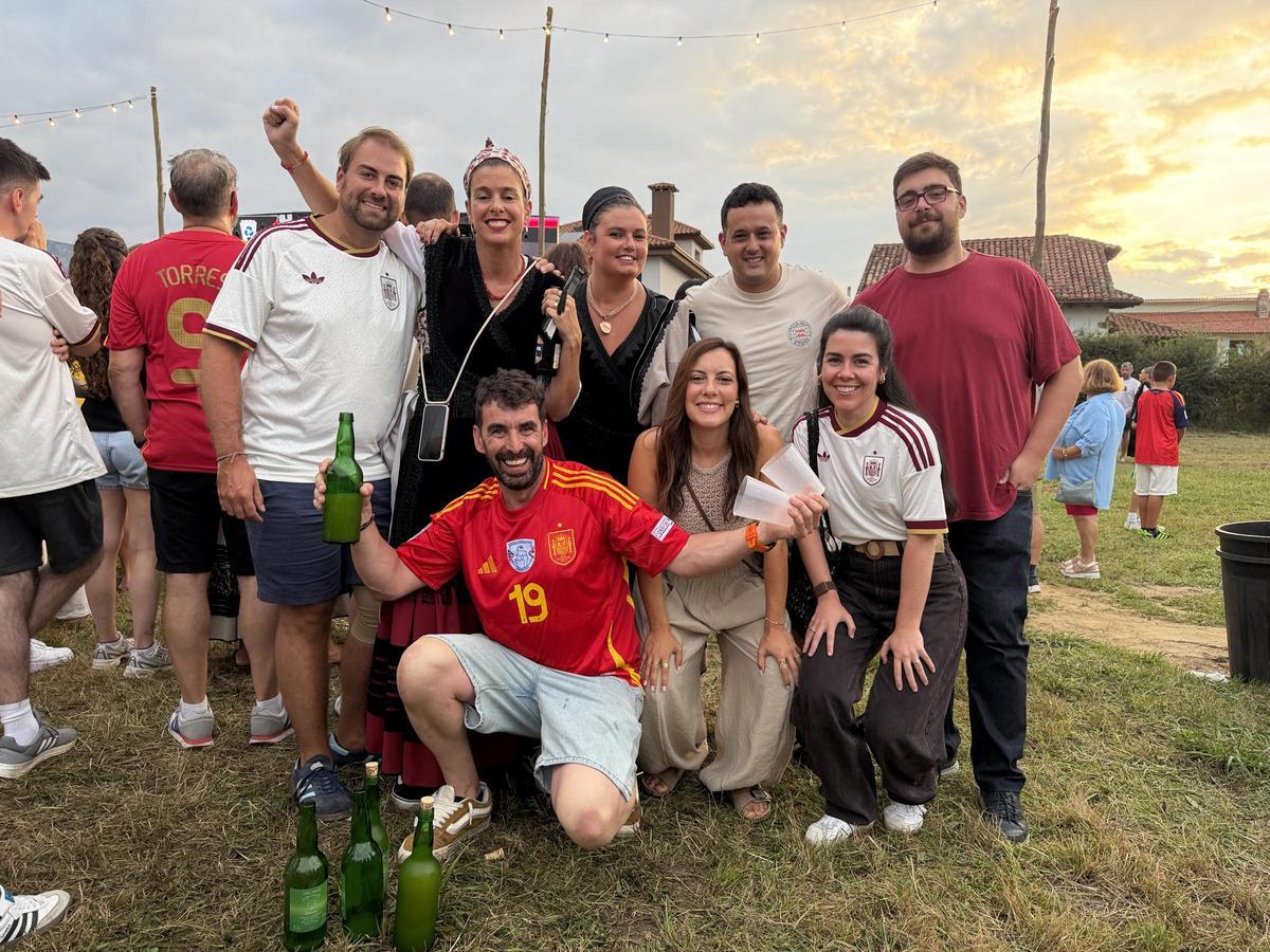 Alicia Fernández Cantero –de pie, segunda por la izquierda– y varios familiares y amigos, ayer, en el práu de la fiesta del Carmen de Celoriu.