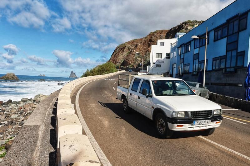 Falta de aparcamiento en las playas de Roque de las Bodegas y Almáciga, en Anaga