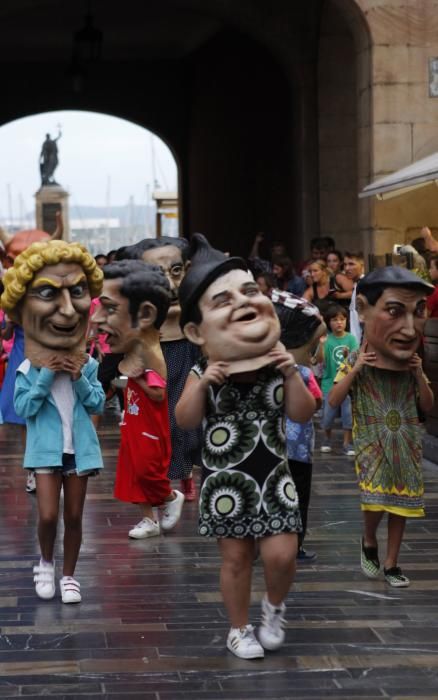 Cabezudos y batucada en Cimavilla, Gijón