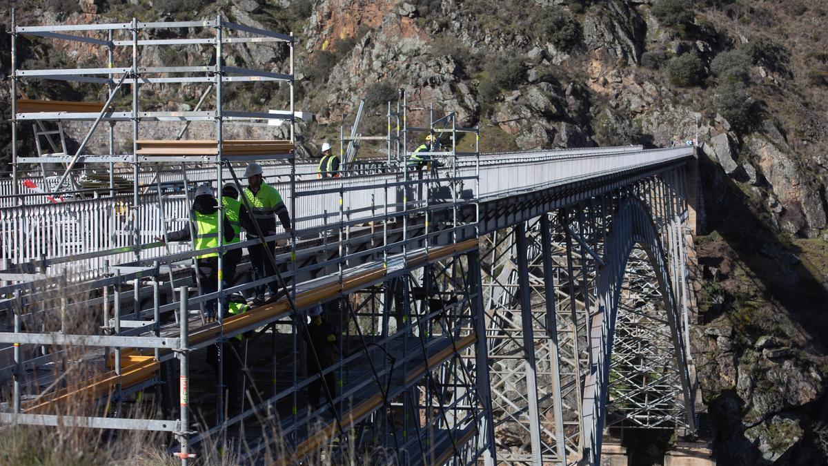 Obras del repintado del Puente Pino