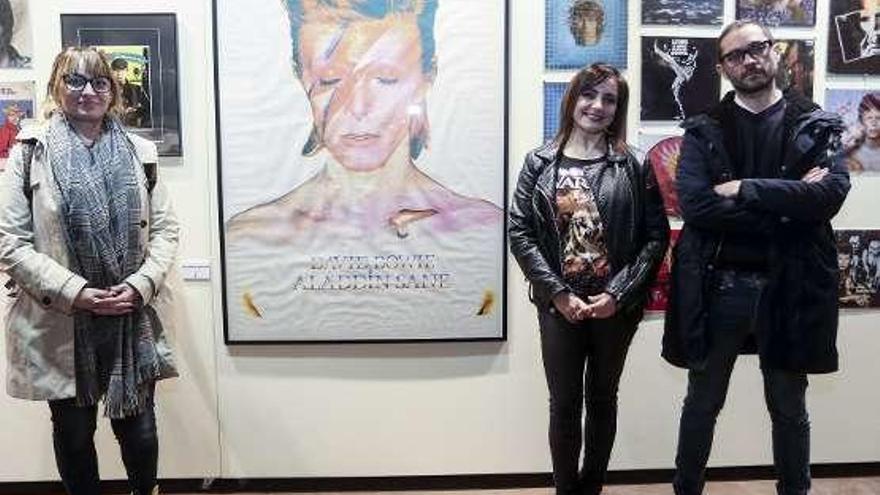Por la izquierda, Suca García, Yolanda Alonso e Iker González, ayer, en la exposición sobre Bowie en el palacio de Valdecarzana.
