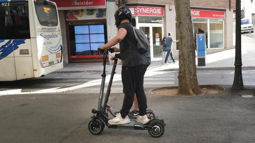 Setge als patinets elèctrics i les bicicletes per protegir els vianants