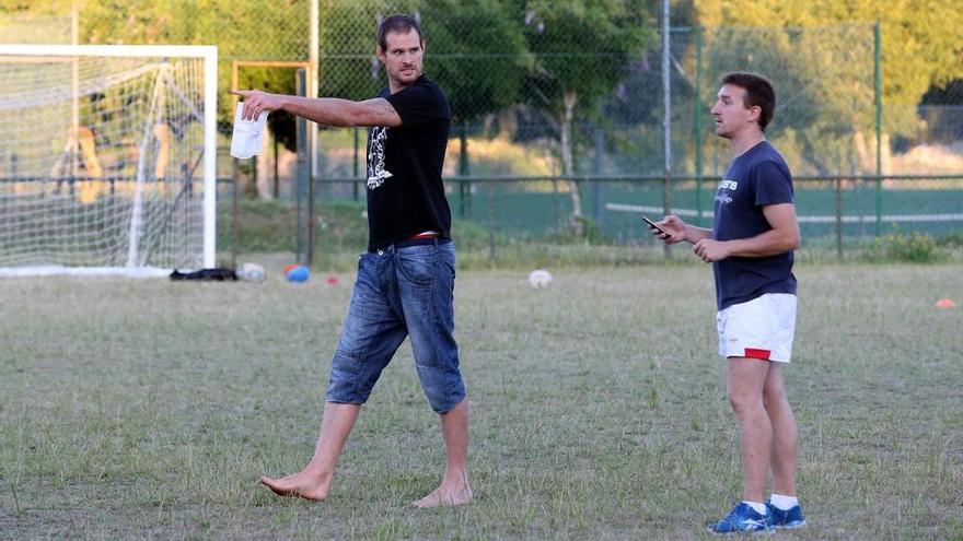 Maxwell da instrucciones durante un entrenamiento. // Marta G. Brea