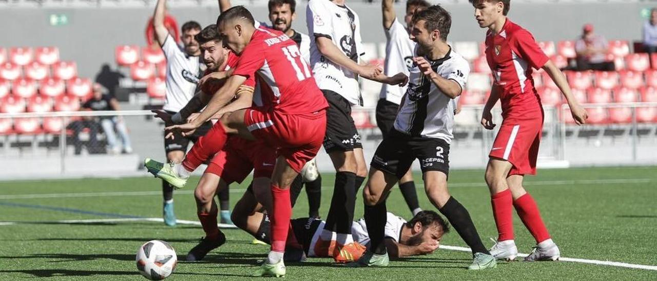 Jugada en el área protestada por los jugadores del Alzira.