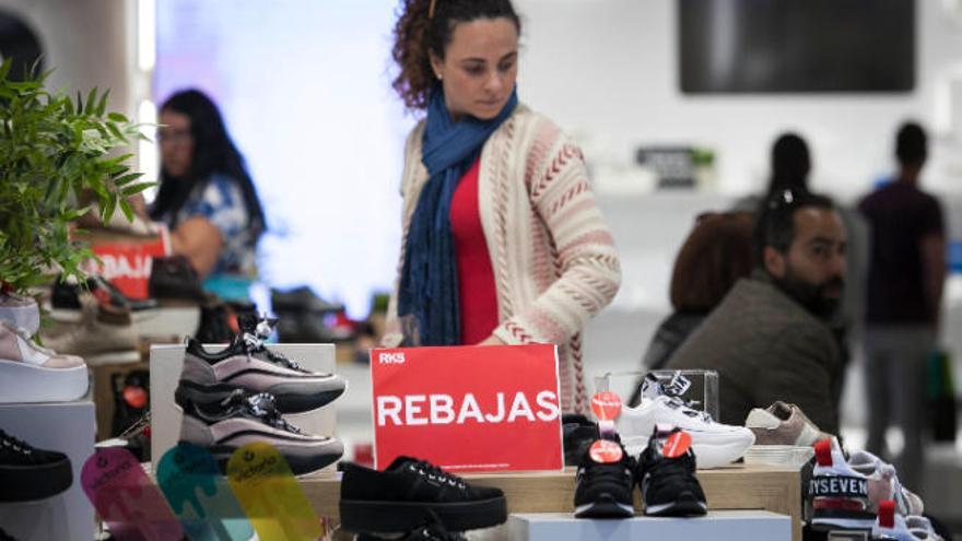 Una mujer mira el calzado de rebajas en una tienda de Santa Cruz de Tenerife.