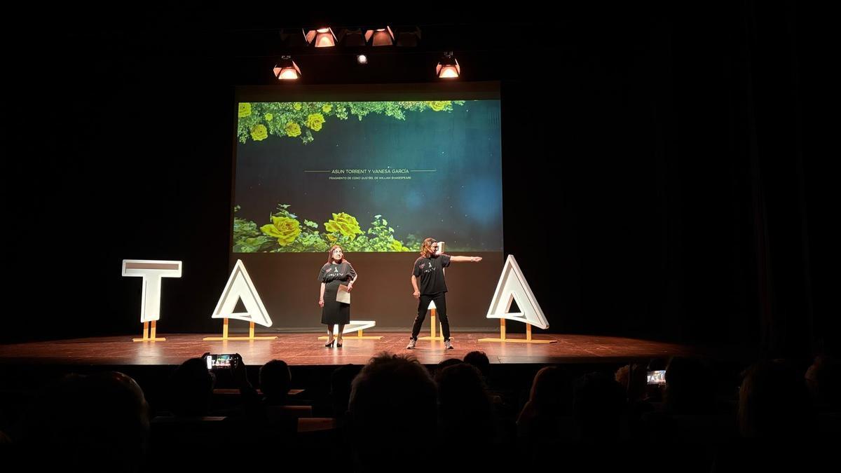 La compañía Samaruc Teatre durante un momento de la ceremonia.