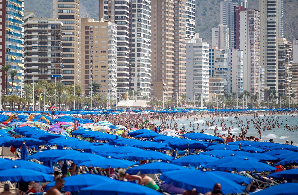 La costa valenciana se llena de turistas durante los meses de verano.