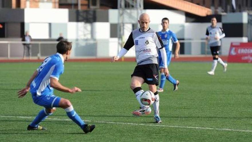 Óscar Pérez realiza un pase durante el partido ante el Covadonga.