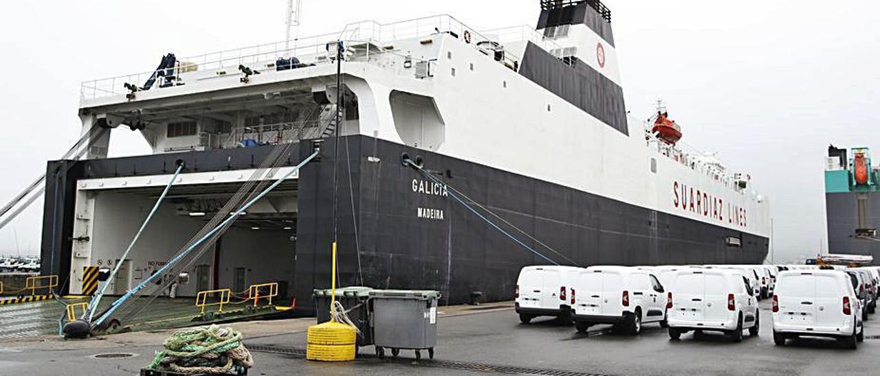 El buque Ro-Ro “Galicia”, ayer, en la terminal de Bouzas.  | // R. GROBAS