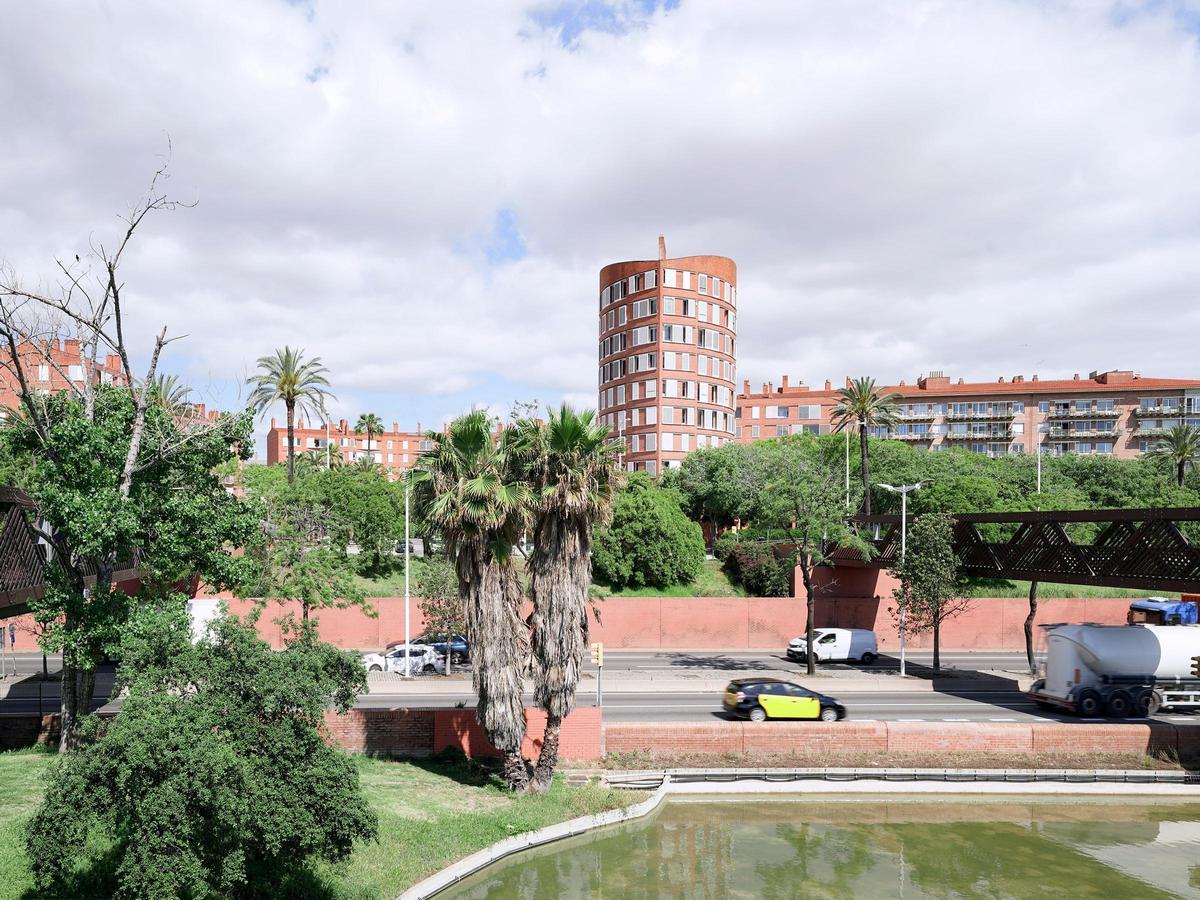 Torre de la plaza Tirant lo Blanc vista desde el parque de la Nova Icària.